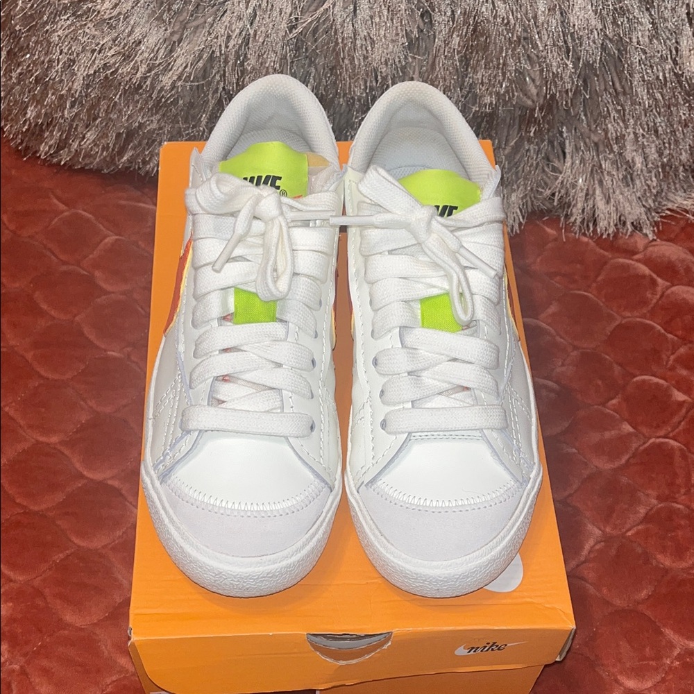 Nike Women’s blazers 77 Low-Top Sneakers with Neon Green Tongue - Picture 2 of 6